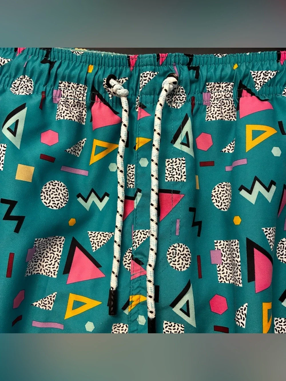 Broken Threads Men’s Funky 80’s/90’s Pattern Swim Trunks, Size L - Picture 3 of 4